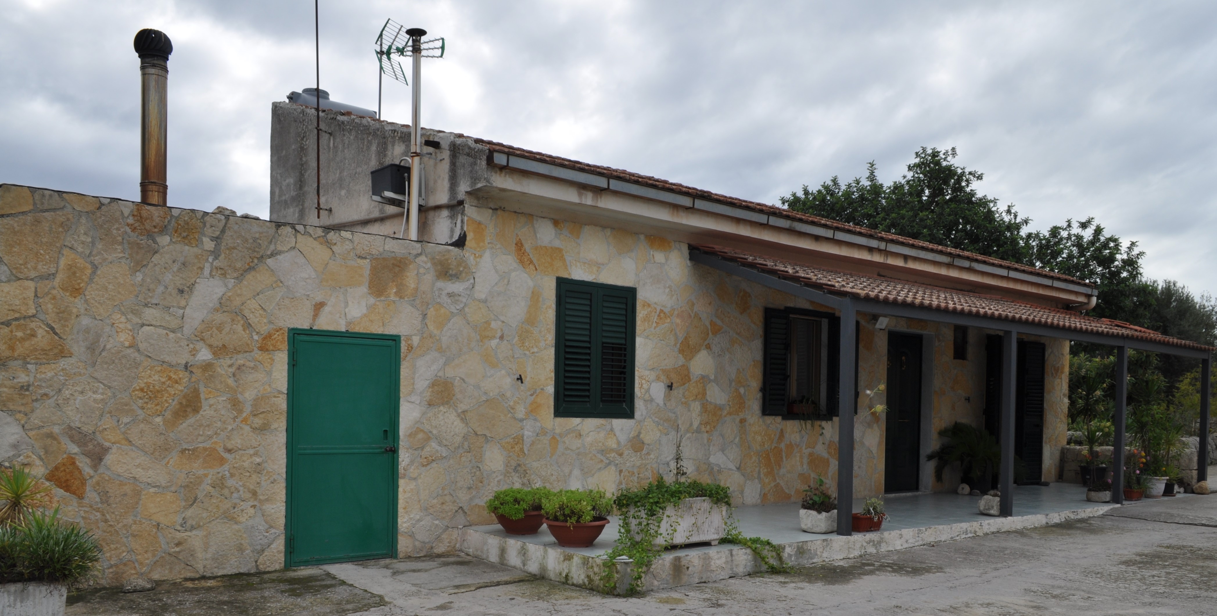 Casa colonica con annessi ruderi e terreno Cava dei Servi a SAN GIACOMO